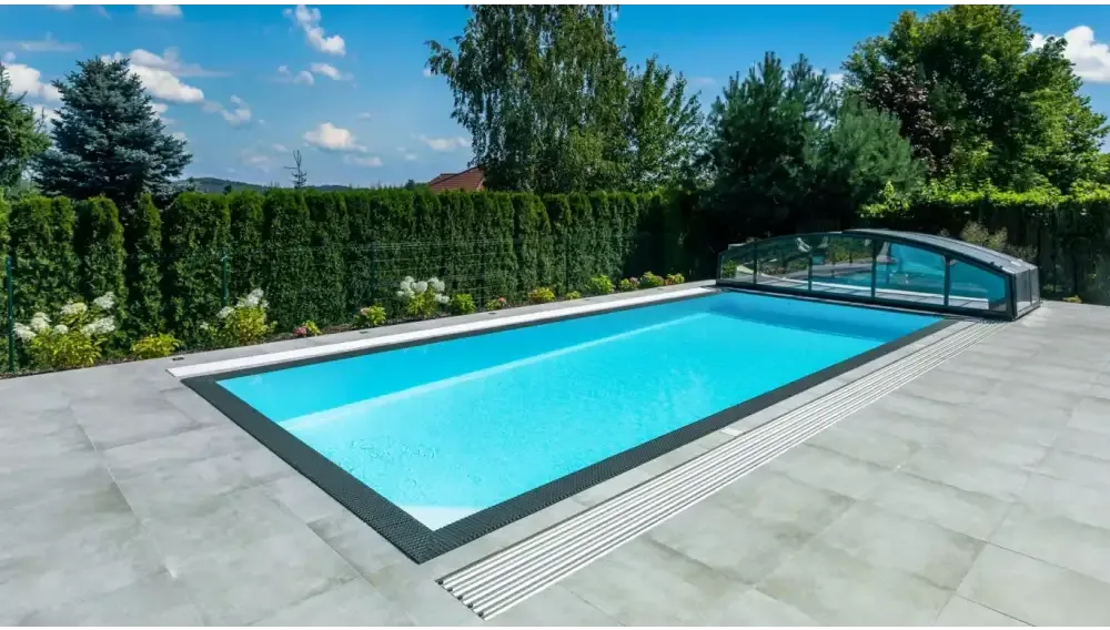 Qbig overflow poolpaket med svart ram och turkost vatten